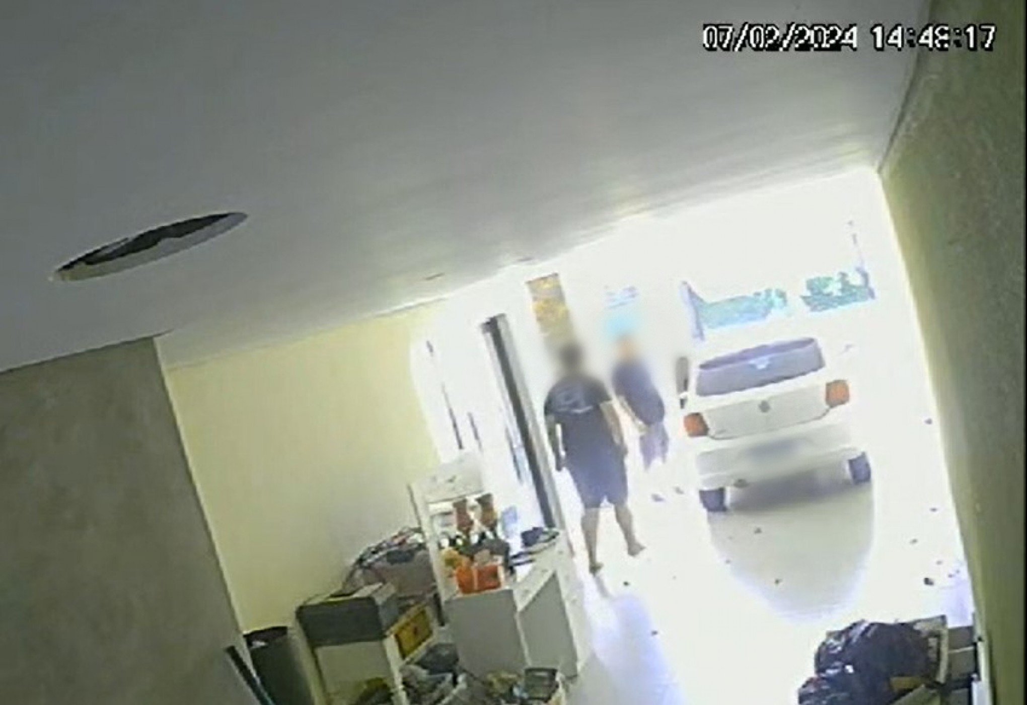 VÍDEO: Homem invade casa e é surpreendido por morador; criminoso estava em prisão domiciliar