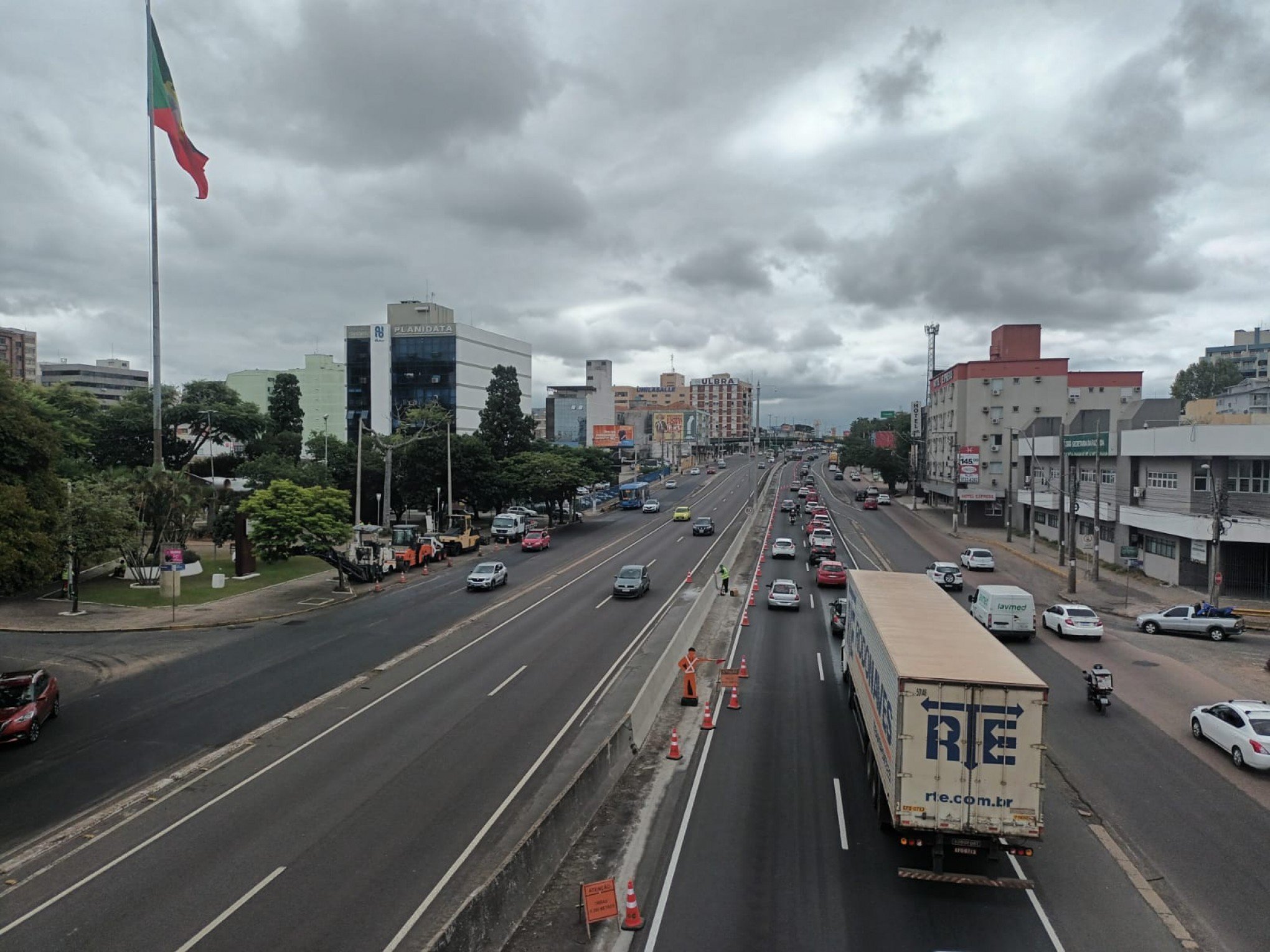 BR-116: Rodovia tem congestionamento com pista trancada em Canoas