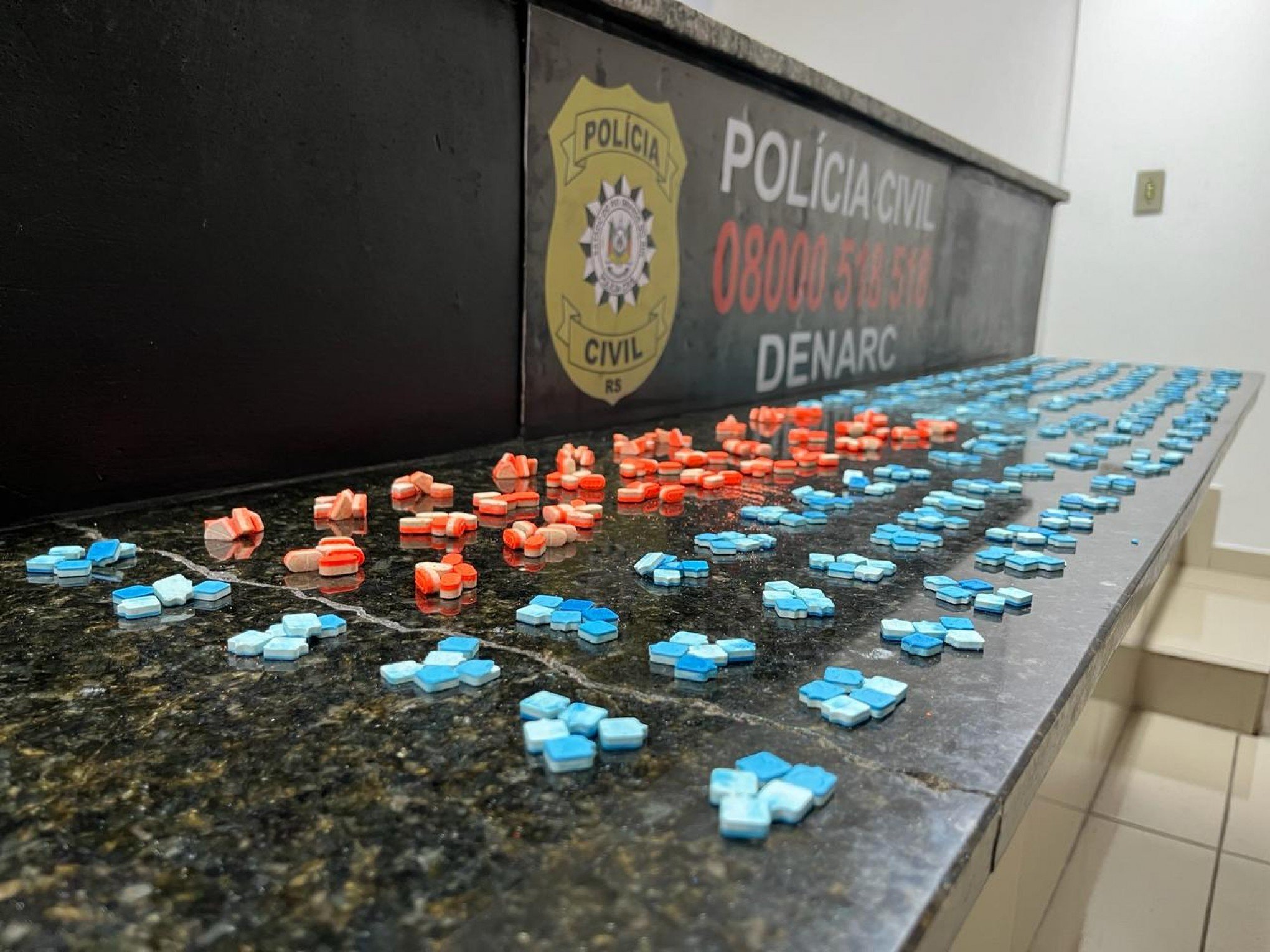 Polícia encontra mais de mil comprimidos de ecstasy dentro de sacola durante abordagem em Novo Hamburgo