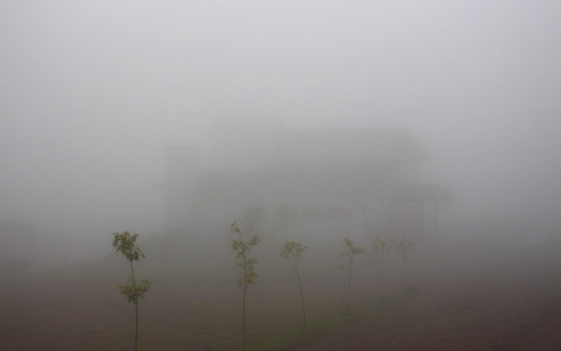 Restaurante Bela Vista praticamente escondido em um dia de neblina