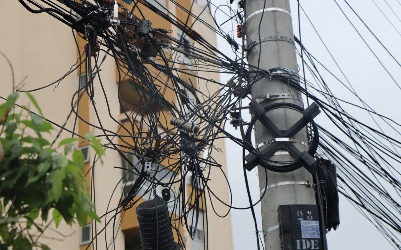 Na Rua Saldanha Marinho, no bairro Rio Branco, há pontos com muitos fios embolados | abc+