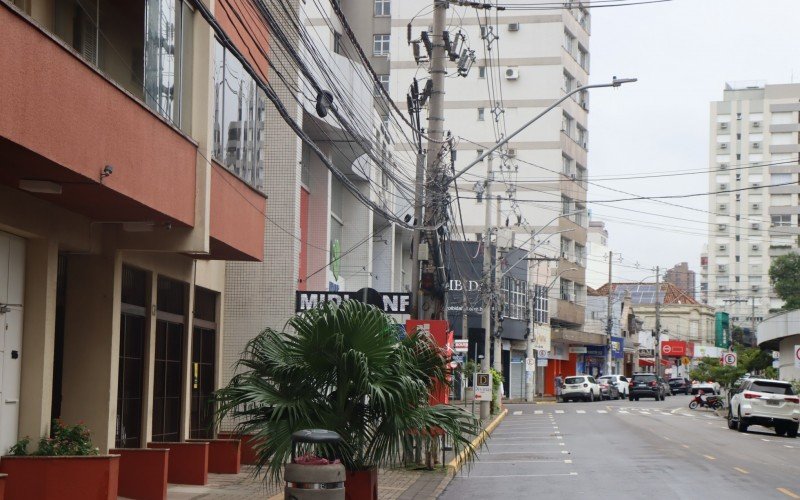 Visualmente, trecho da Rua Lima e Silva está apresentável após cinco anos de mutirão para reorganizar fiação | abc+