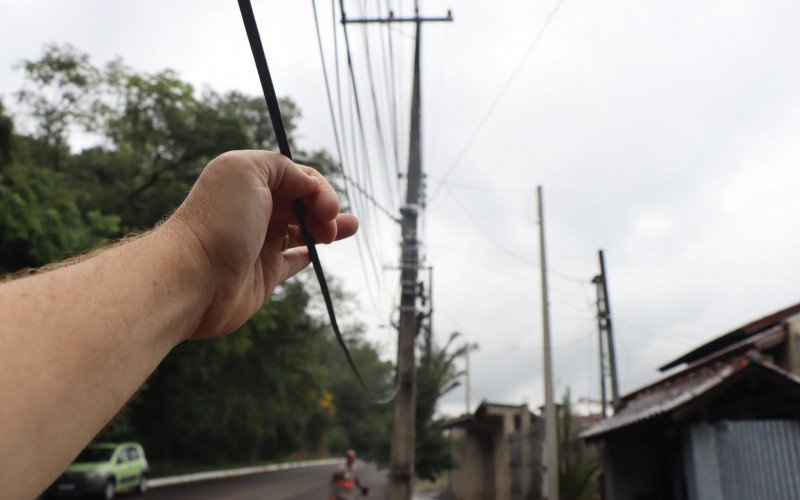 Em rua do bairro SÃ£o Jorge, Ã© possÃ­vel pegar fios com a mÃ£o de tÃ£o baixos que estÃ£o 