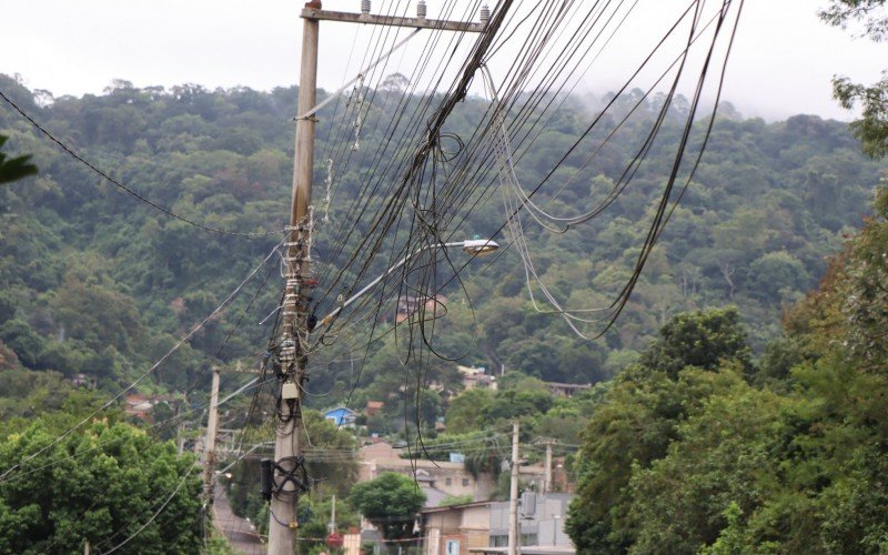 Na Rua Germano Gerhardt, no SÃ£o Jorge, essa Ã© a situaÃ§Ã£o dos cabos de internet e telefone