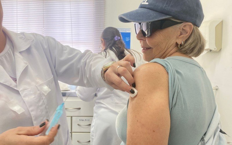 Vacinação contra a gripe começou e a canelense Ivete garantiu a imunização