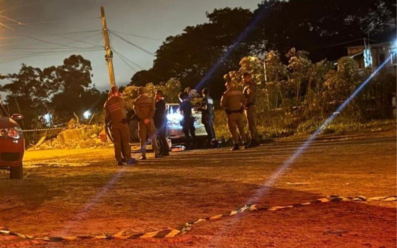 Corolla foi fotografado por testemunhas, já isolado para perícia, na Rua Floresta | abc+