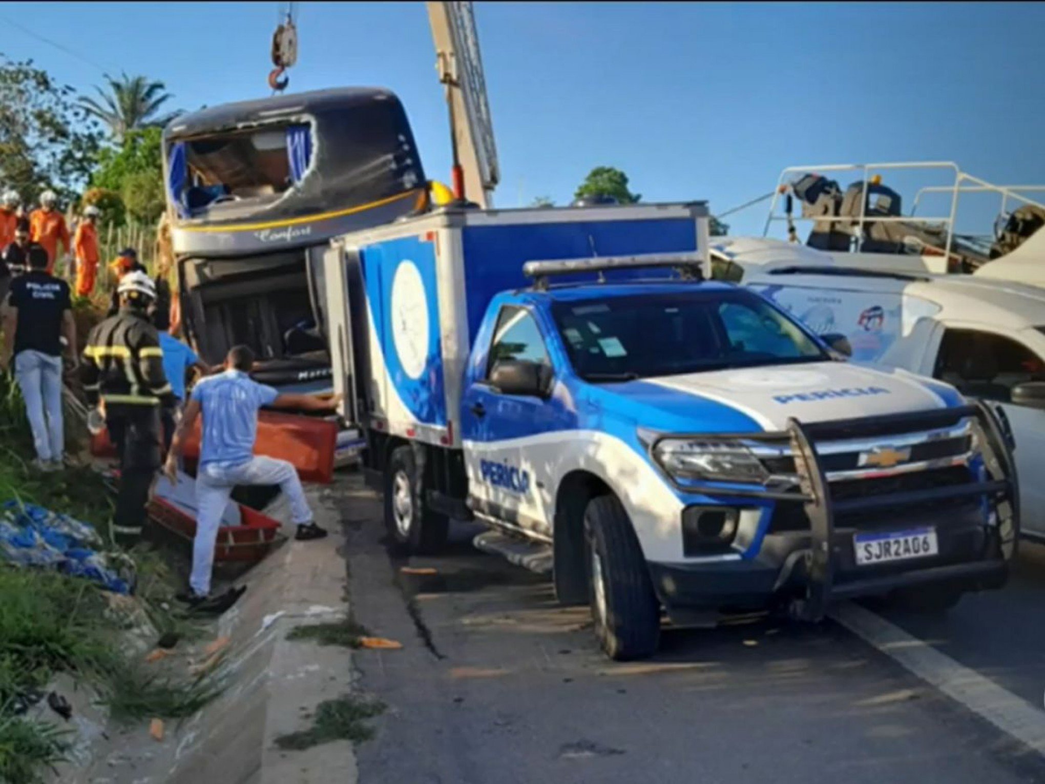 Aumenta número de mortos após acidente com ônibus de turismo na Bahia