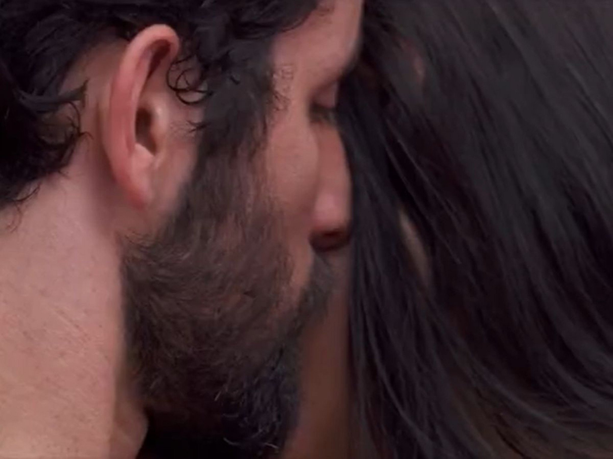 BBB 24: Gaúcho dá o beijo mais esperado pela internet, fãs comemoram e Deniziane posta frase enigmática