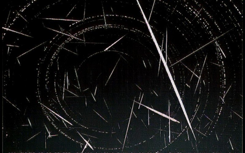 Na imagem foi feita uma sobreposição de 146 meteoros já registrados neste período de 29 de março a 11 de abril, devido ao aumento da queda de fragmentos (meteoros) pela proximidade destas chuvas | abc+