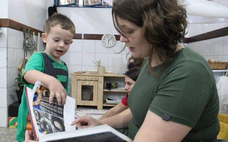 Livros ao alcance das pequenas mãozinhas, uma mini cozinha e muita interação entre alunos e educadores | abc+