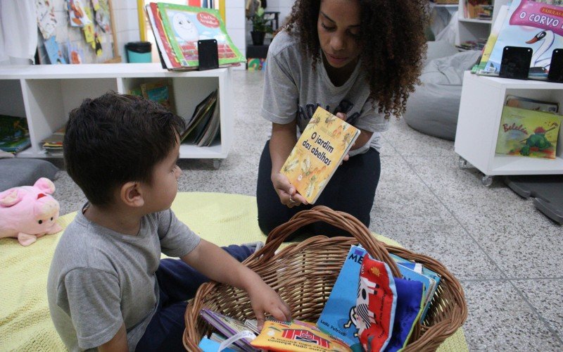 Livros ao alcance das pequenas mãozinhas, uma mini cozinha e muita interação entre alunos e educadores | abc+