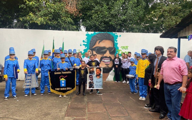 Grafite foi pintado em parede interna da escola Maria Edila para homenagear o músico Igor Ricardo da Silva Violi