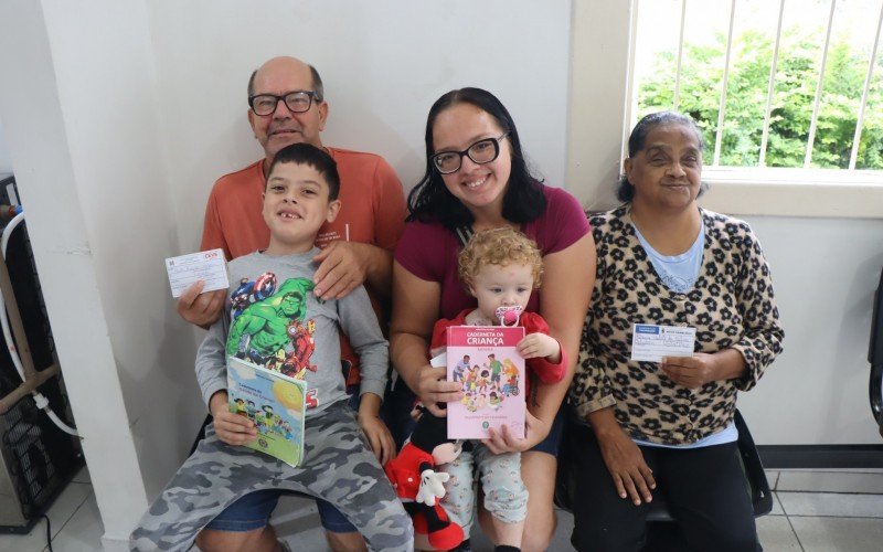 Paulo, Bernardo, Deise, Betina e Rosane foram se vacinar juntos neste sábado  | abc+