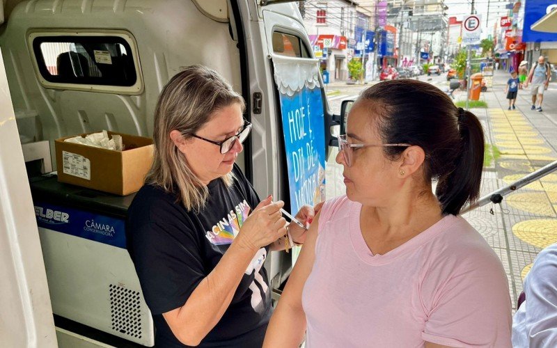 Márcia aproveitou a ida ao centro para se vacinar na Unidade Móvel estacionada na Rua Independência