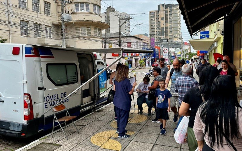 Dia D de vacinação com unidade móvel no Centro
