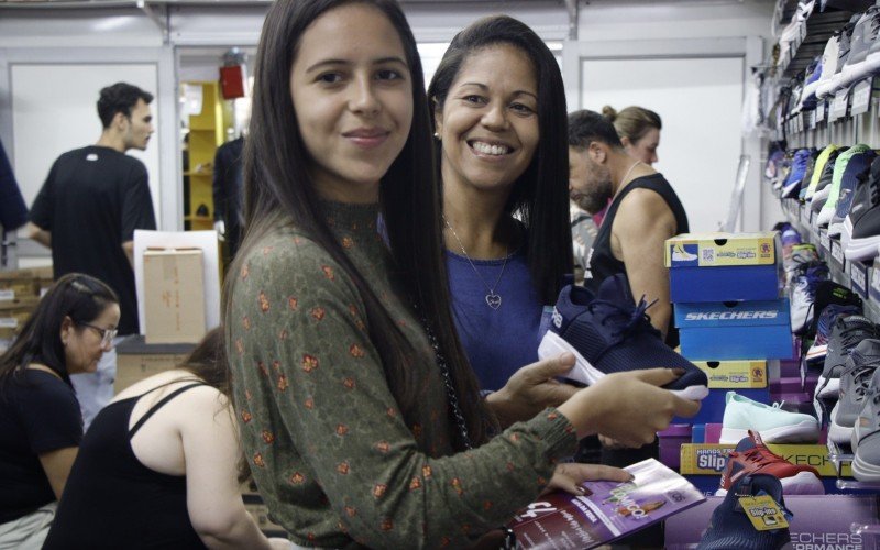 Pérola (de azul) e Eduarda (de verde) fizeram da Loucura por Sapatos o programa de família de domingo | abc+