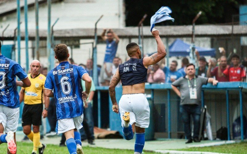 Centeno comemora o gol contra o Lajeadense | abc+