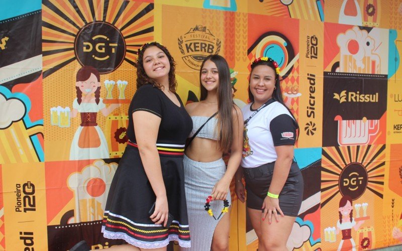 Julie Lagasse, 14, Alana Flores dos Santos, 14, e Tamara Costa, 26