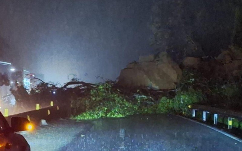 Pedra gigante cai sobre a BR-101, em Santa Catarina | abc+