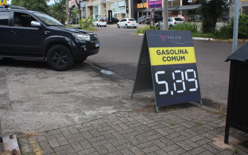 Litro da gasolina sendo vendido a R$ 5,89