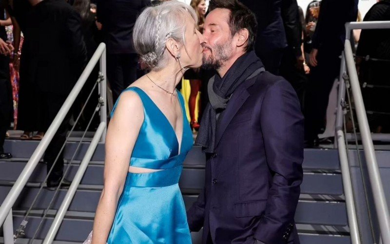 Keanu Reeves e Alexandra Grant se beijaram na frente dos holofotes, no MOCA 2024, em Los Angeles | abc+