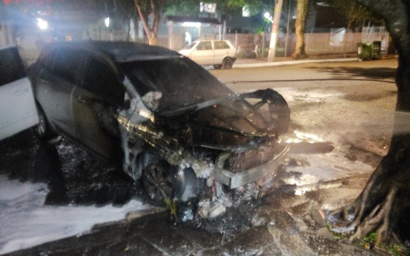 Carros ficaram destruídos na Rua Voluntários da Pátria | abc+