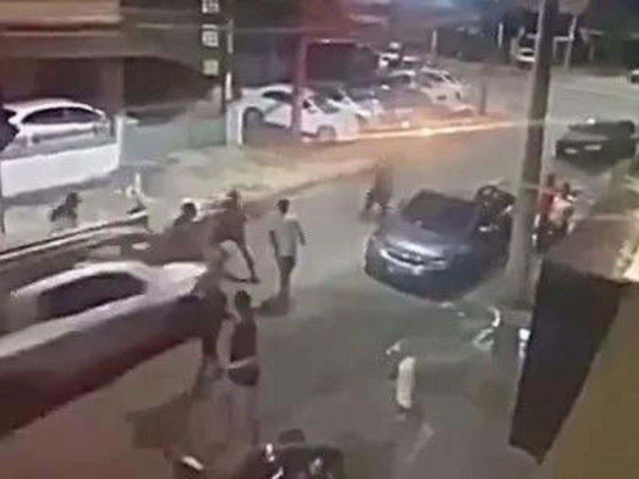 VÍDEO: Com o carro da mãe, adolescente atropela jovens após briga