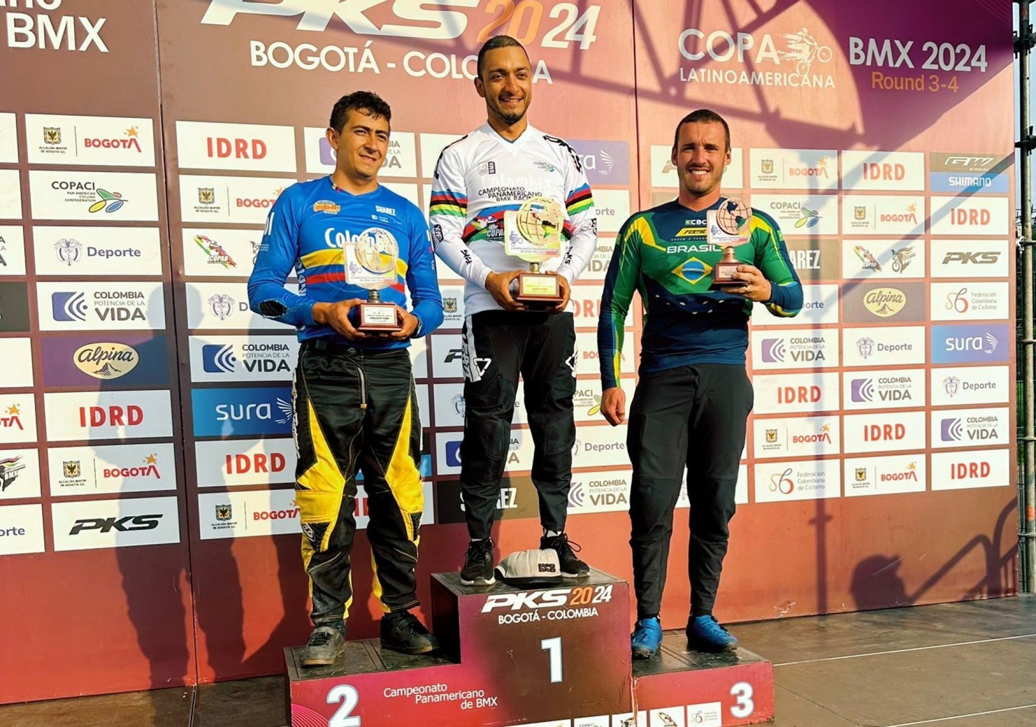 Pilotos de BMX da região voltam da Colômbia com medalhas