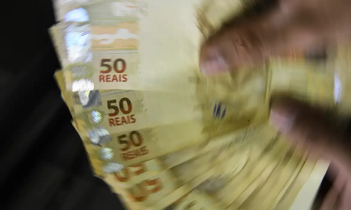 Governo propõe salário mínimo de R$ 1.502 em 2025 | abc+