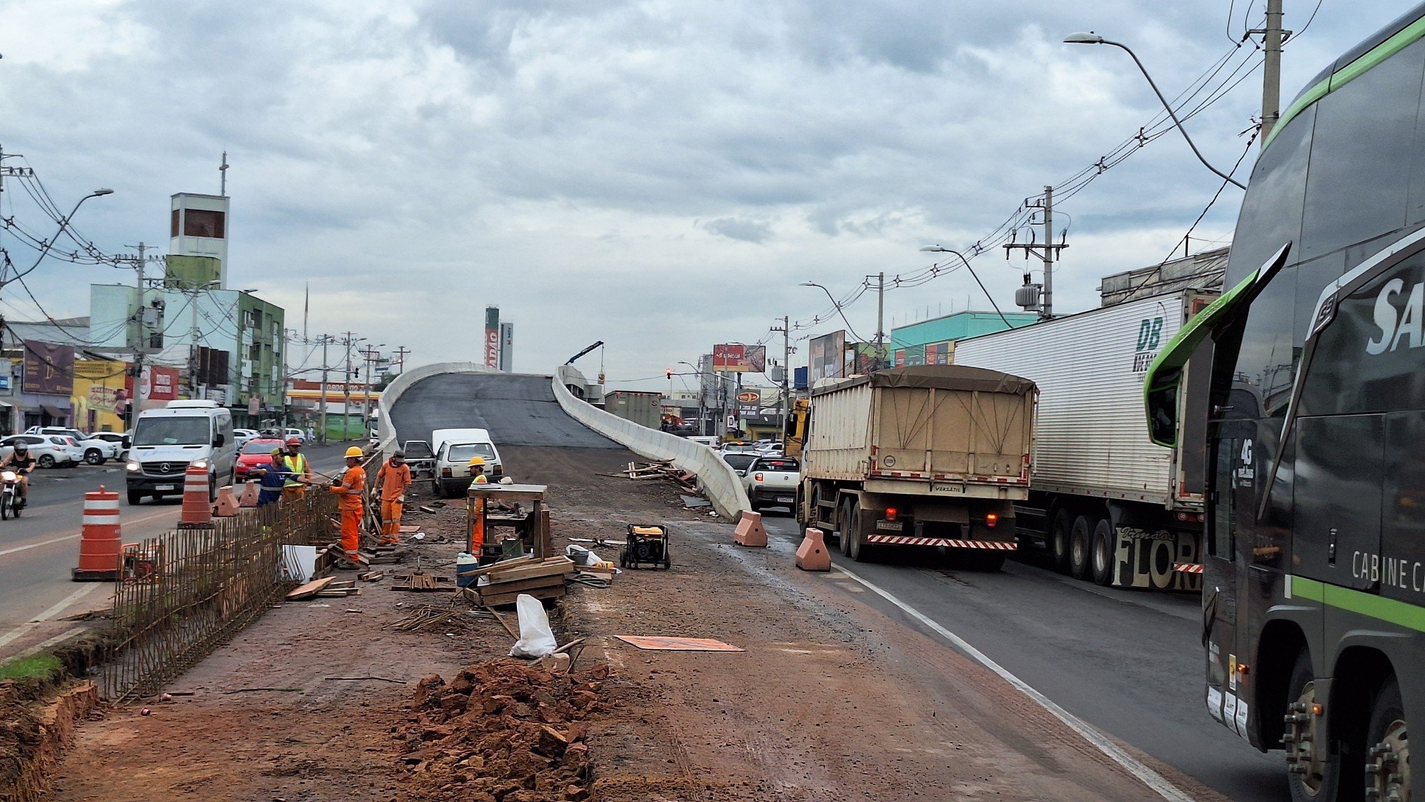 BR-116: Construção de mureta revela trajeto de acesso a novo viaduto do Complexo Scharlau