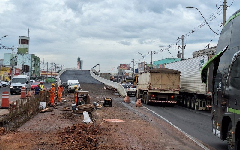Mureta de proteção no acesso ao viaduto da RS-240 é construída antes de rampa ser pavimentada | abc+