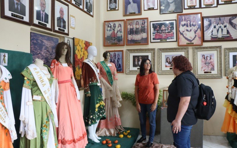 Exposição de vestidos da corte da Festa da Bergamota, de São Sebastião do Caí | abc+