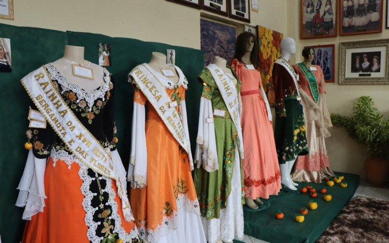 Exposição de vestidos da corte da Festa da Bergamota, de São Sebastião do Caí | abc+