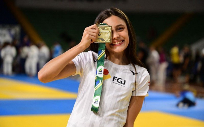 Gabrielli Casola com a medalha de ouro no Brasileiro de JudÃ´