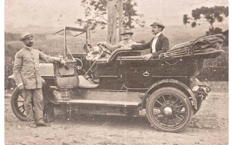 Gaelzer Neto (de pé) adquiriu o primeiro carro da prefeitura de São Leopoldo no ano de 1910 | abc+