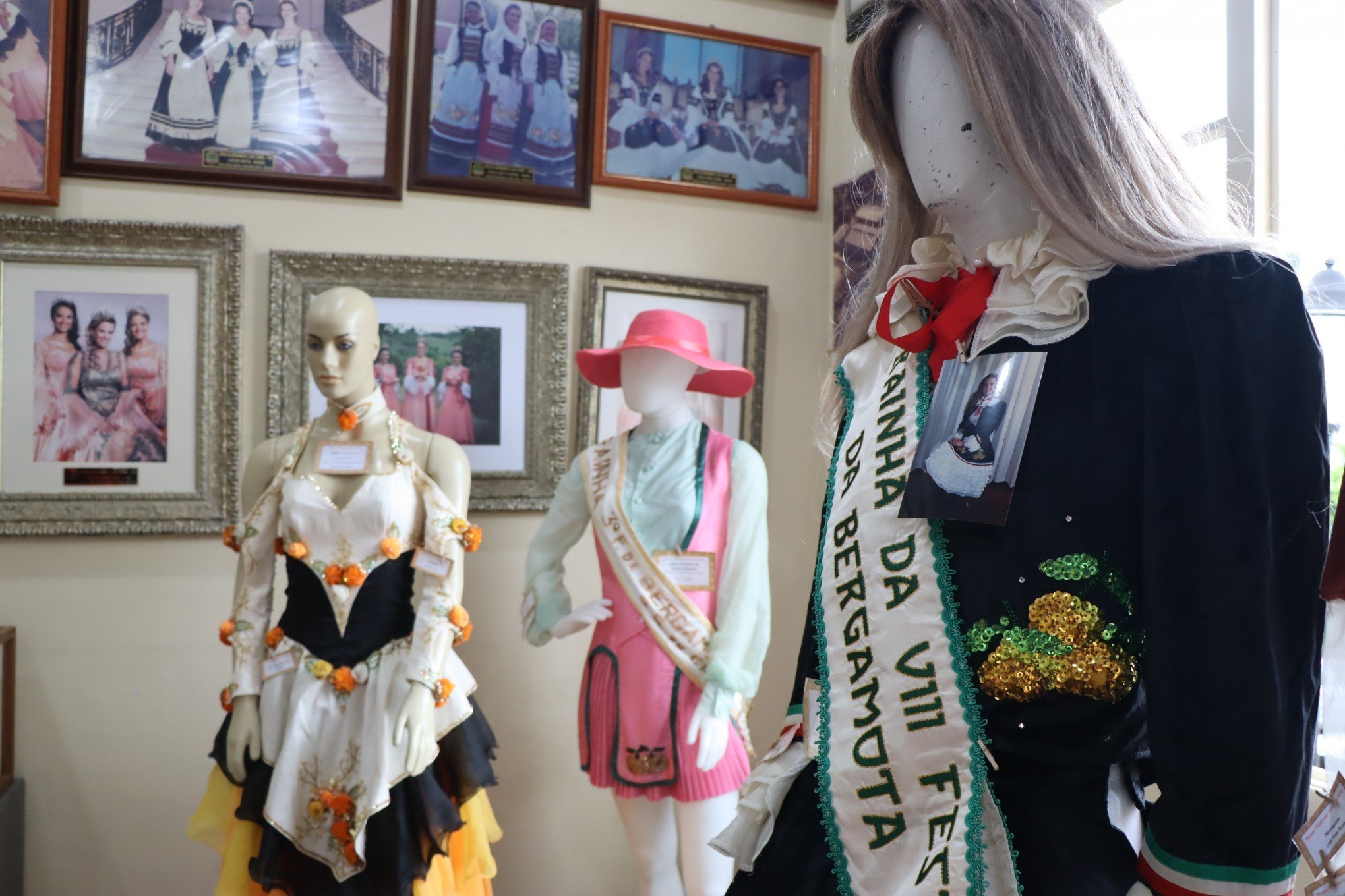 Vestidos de soberanas contam a história da Festa da Bergamota em exposição no Vale do Caí; saiba como visitar