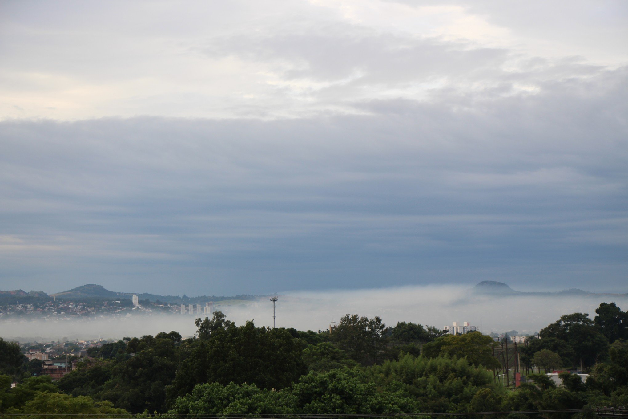 FOTOS: Névoa encobre cidade do Vale do Sinos; descubra qual a diferença entre o fênomeno e neblina