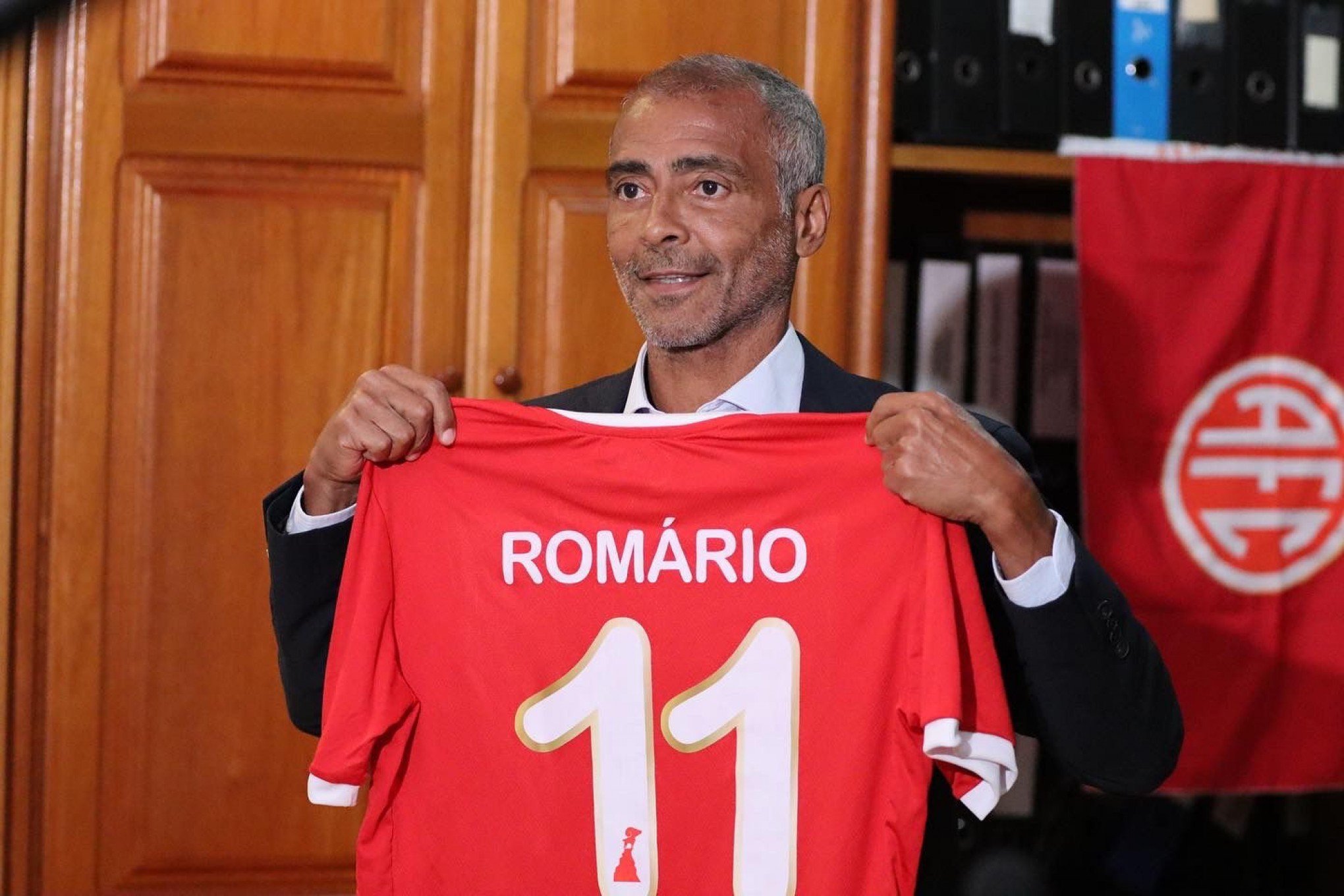 Romário assina contrato com o América-RJ e pode voltar a jogar aos 58 anos
