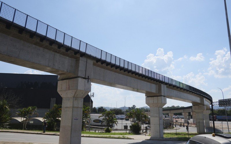 Primeiro carro foi instalado recentemente sobre os trilhos da linha AeroGRU, em São Paulo, e está em fase de testes | abc+