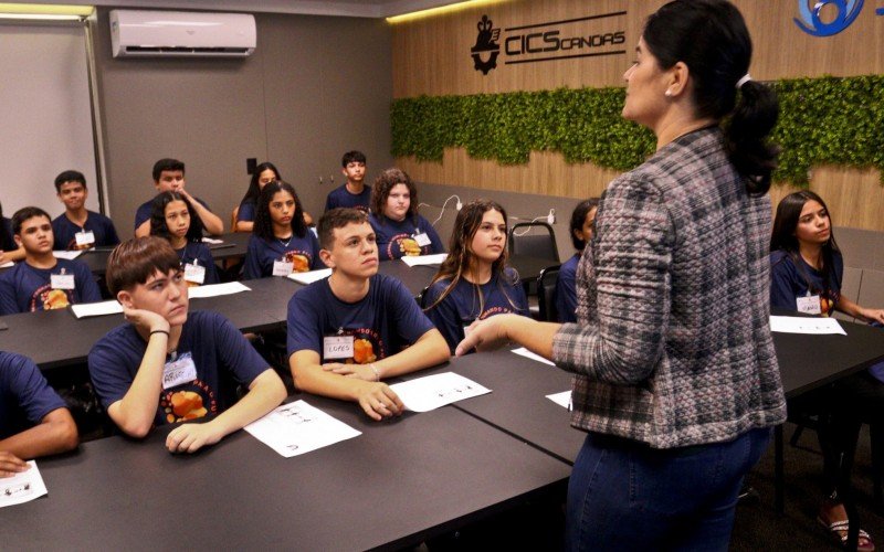 Jovens recebem dicas de como concorrer a uma vaga   
