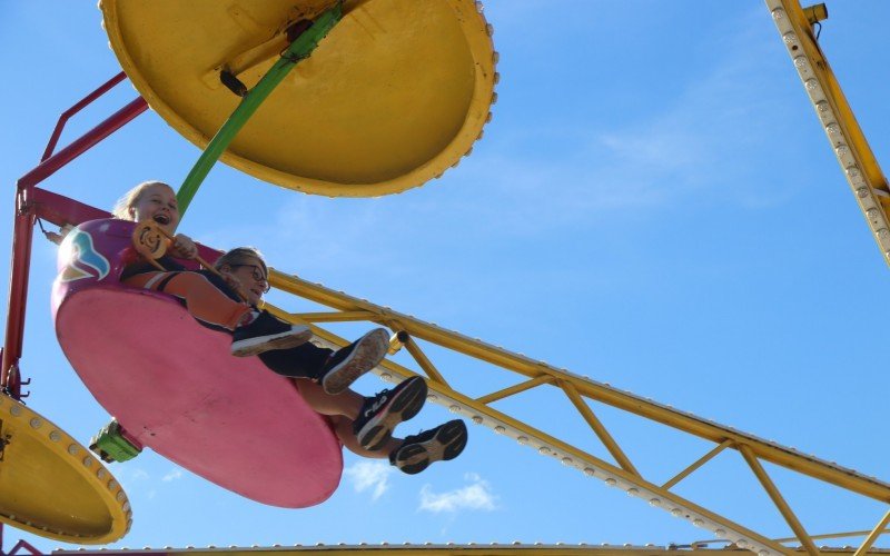 TÃ¢nia e a filha Milena se divertiram no parque durante a tarde