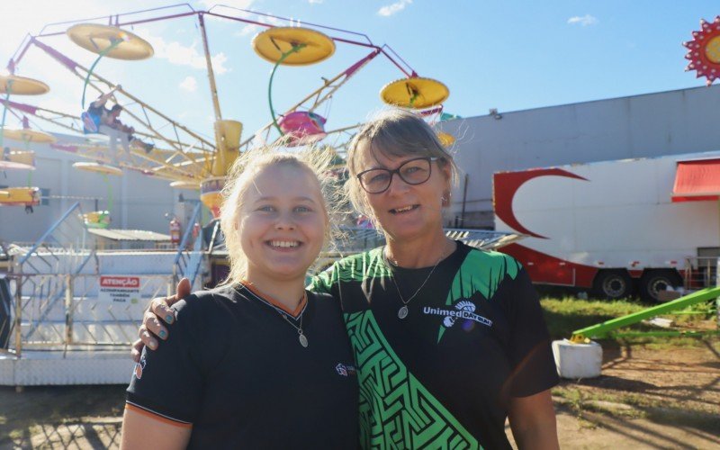 TÃ¢nia e a filha Milena se divertiram no parque durante a tarde