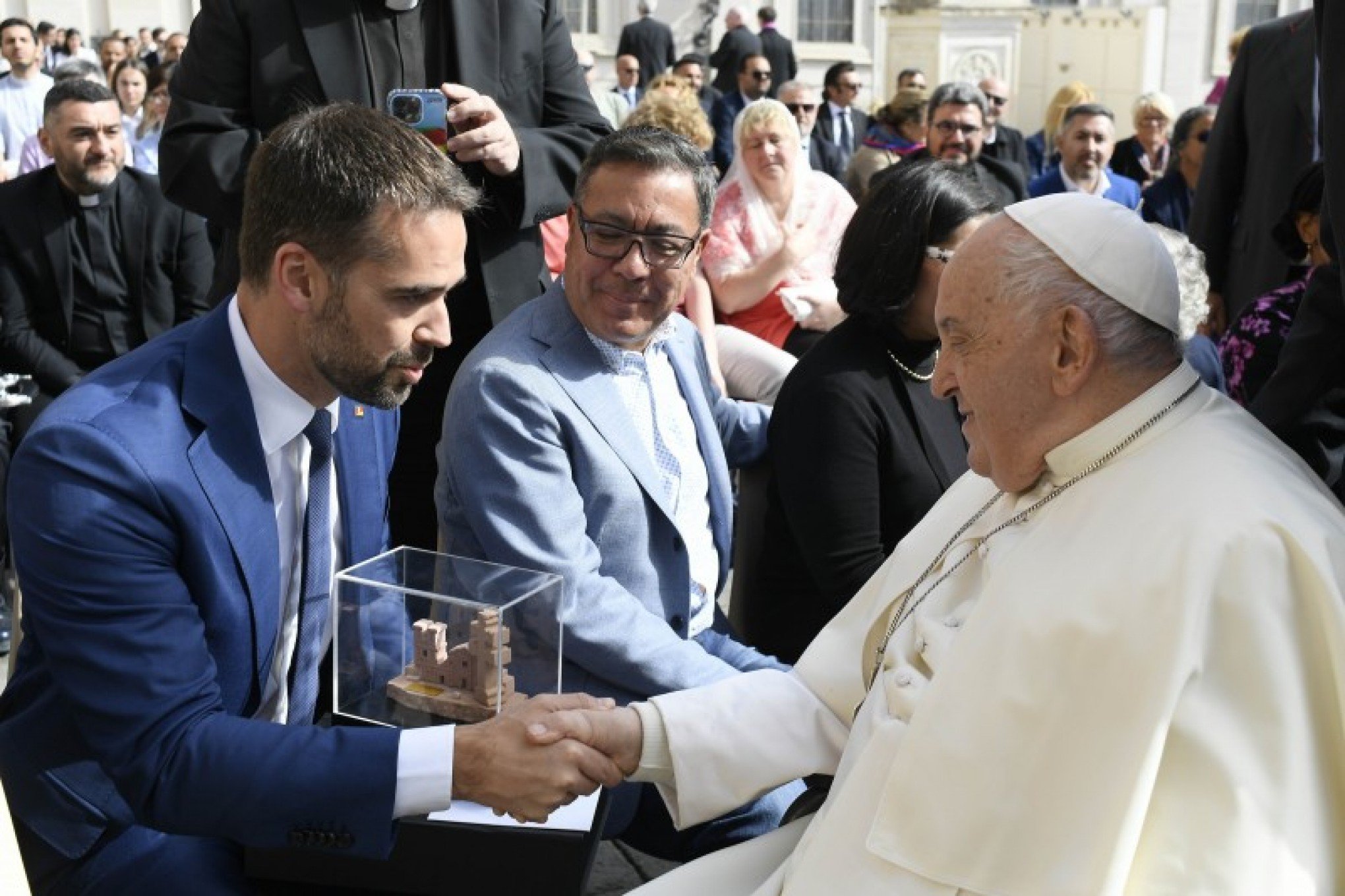 Veja quais presentes o Papa Francisco recebeu do governador Eduardo Leite em visita ao Vaticano