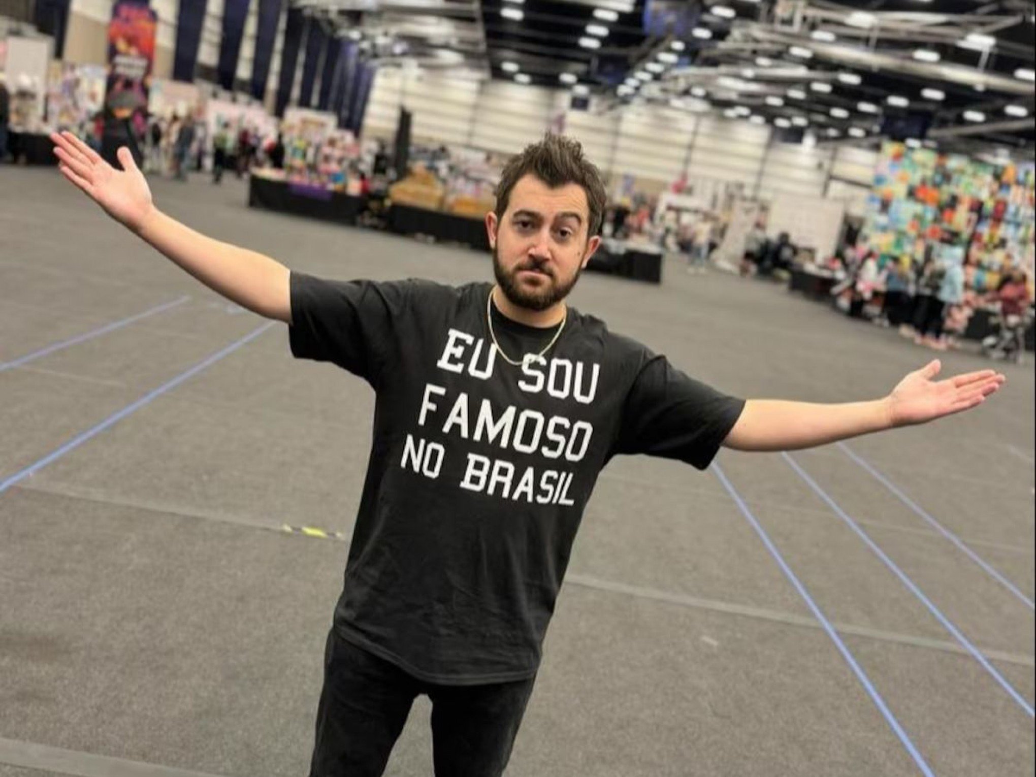 Ator de Todo Mundo Odeia o Chris que viralizou com camiseta chega no Brasil: "a melhor recepção que eu poderia ter"