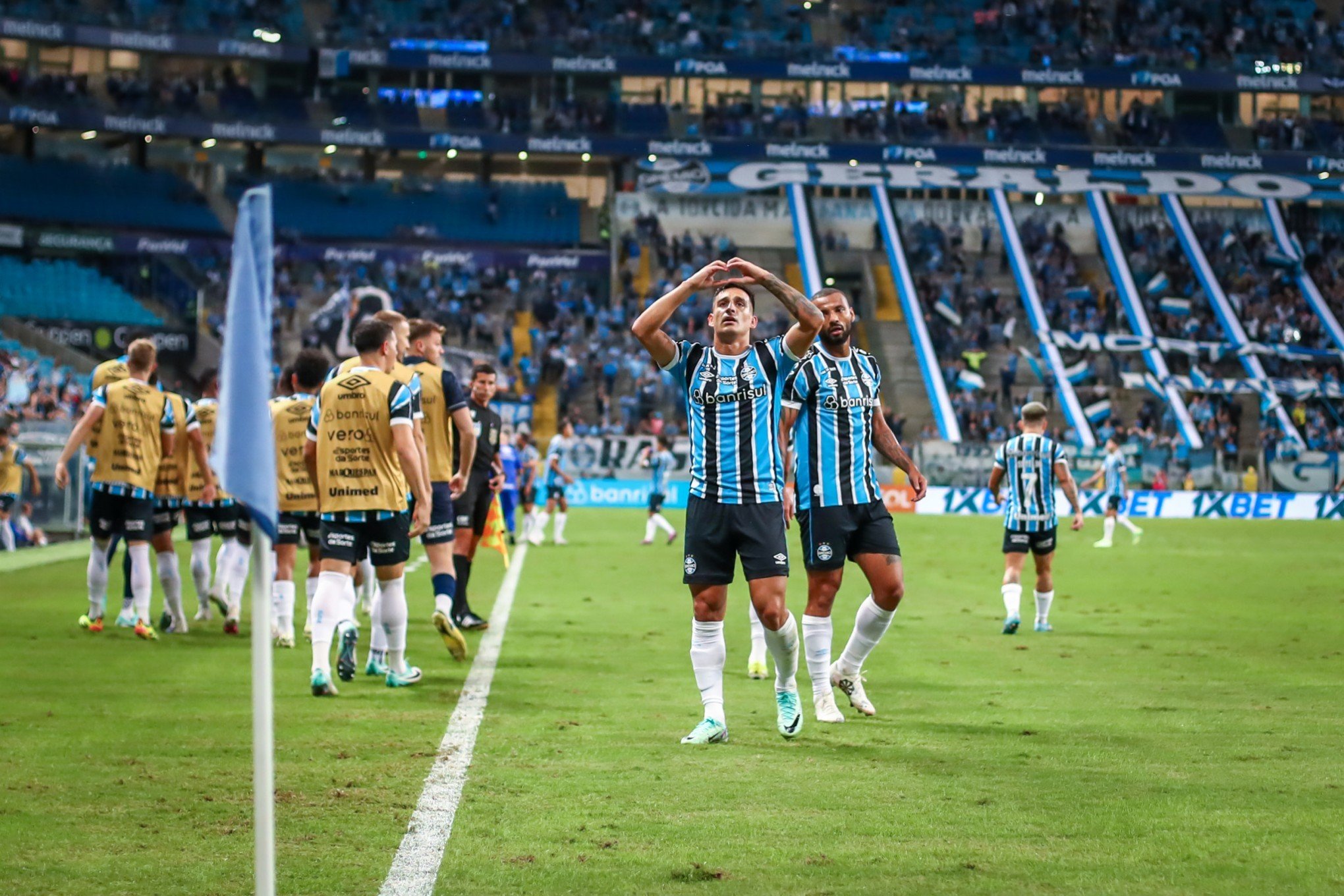 Grêmio bate o Athletico-PR e conquista a primeira vitória no Brasileirão