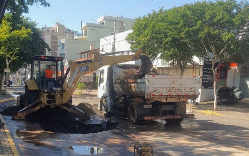 Rompimento está sendo consertado e seis bairros estão sem água segundo a Corsan | abc+