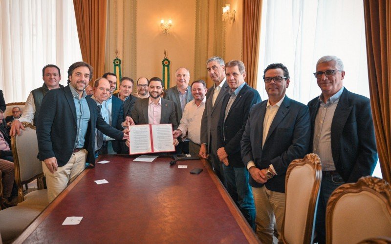 Guilherme Portella esteve com  Gabriel Souza durante a assinatura do Decreto que beneficia o setor leiteiro gaúcho | abc+