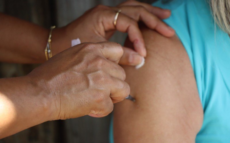 VacinaÃ§Ã£o sendo aplicada na idosa de 76 anos