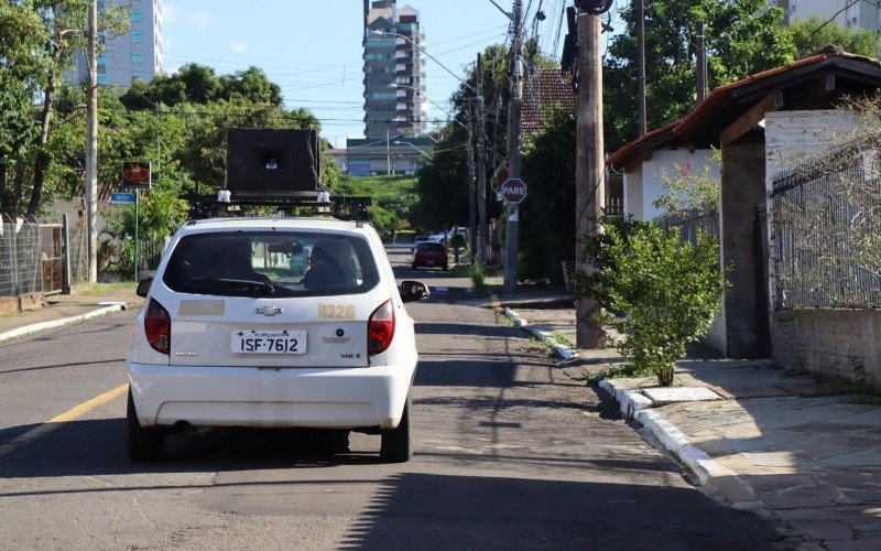 Carro de som passa pelas ruas convidando os moradores