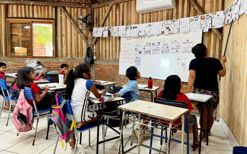 Crianças têm aulas de modo improvisado em galpão do Centro Cultural da aldeia  